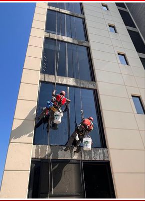 Limpieza de fachadas y ventanas en alturas